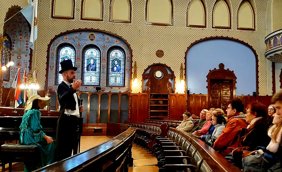 Boris Tot i Jelena Stojsavljević turisticki vodiči sa Subotičanima u velikoj većnici Gradske kuće  