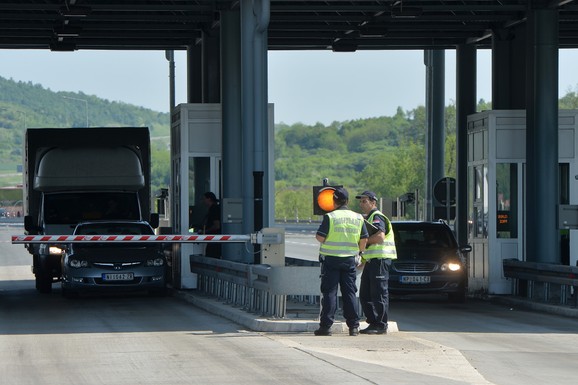 Policijaci pored naplatnih rampi