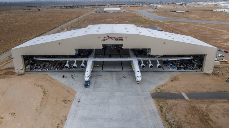 Stratolaunch Roc - największy samolot świata i jego równie imponujący hangar