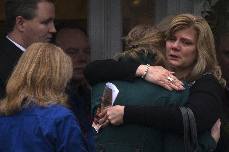 Pierwsze pogrzeby ofiar masakry w szkole w Newtown