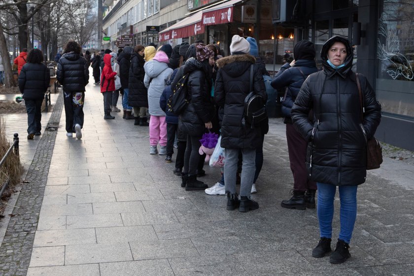 Kolejka do kantoru w centrum Warszawy