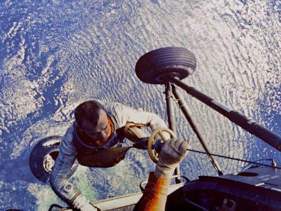 Alan Shepard wyciągany z wody po udanym locie w kosmos