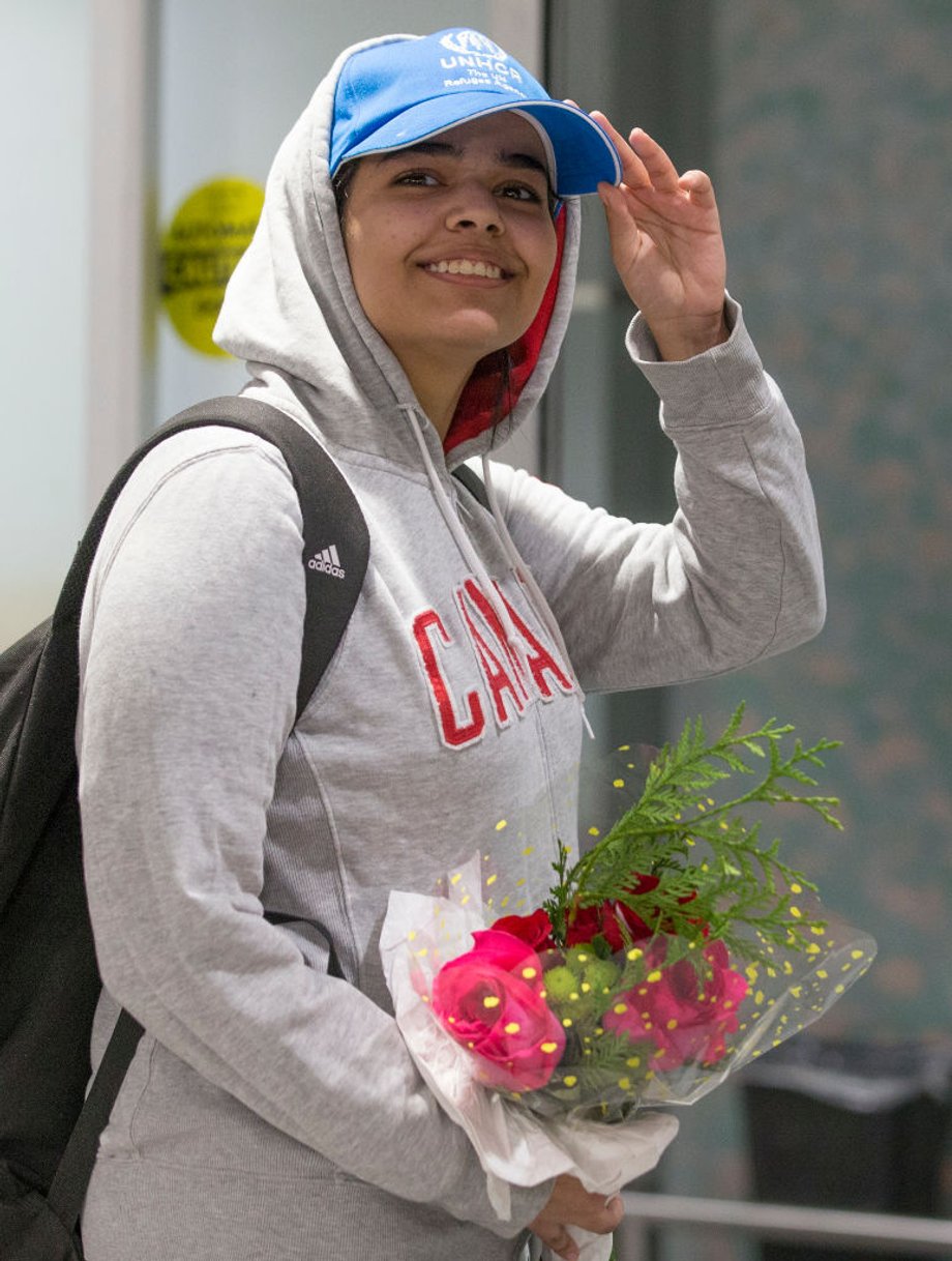 Rahaf Mohammed al-Qunun po dotarciu na lotnisko w Toronto. O sprawie jej ucieczki i udzieleniu azylu przez Kanadę było głośno w styczniu 2019 roku