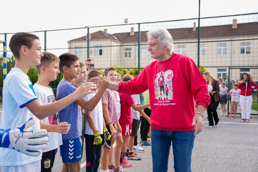 Dule Savić sa decom na Kosovu i Metohiji