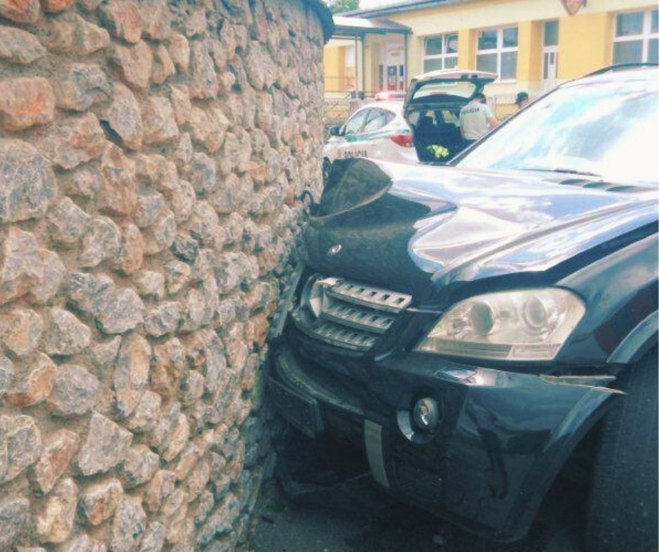 Vodič skončil s autom v plote rodinného domu. 