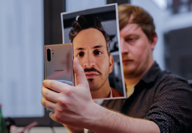 Wydrukowanym zdjęciem oszukano system rozpoznawania twarzy nawet Samsunga Galaxy Note10+