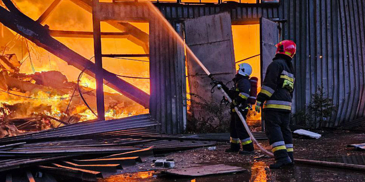Strażacy we Lwowie podczas gaszenia pożaru po nocnym ataku.