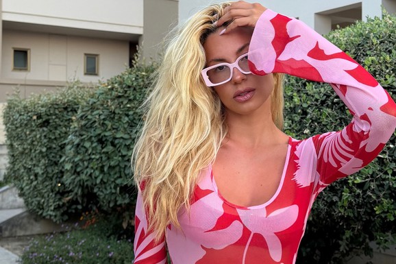 SARA JO U SKROZ PROVIDNOJ HALJINI Na letovanju sa Aleksejem Bejlogrlićem ne prestaje da mami poglede: Nosi naočare za kojima su devojke odlepile i snima se iz svih uglova