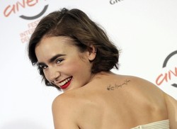 Piękna córka Phil­la Col­lin­sa robi błyskawiczną karierę [ZDJĘCIA]