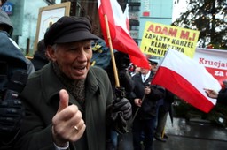 Krucjata Różańcowa przed siedzibą "Gazety Wyborczej": Odmówiono modlitwę z egzorcyzmami