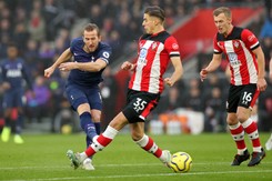 Klub Jana Bednarka jako pierwszy w Premier League obniżył zarobki piłkarzy