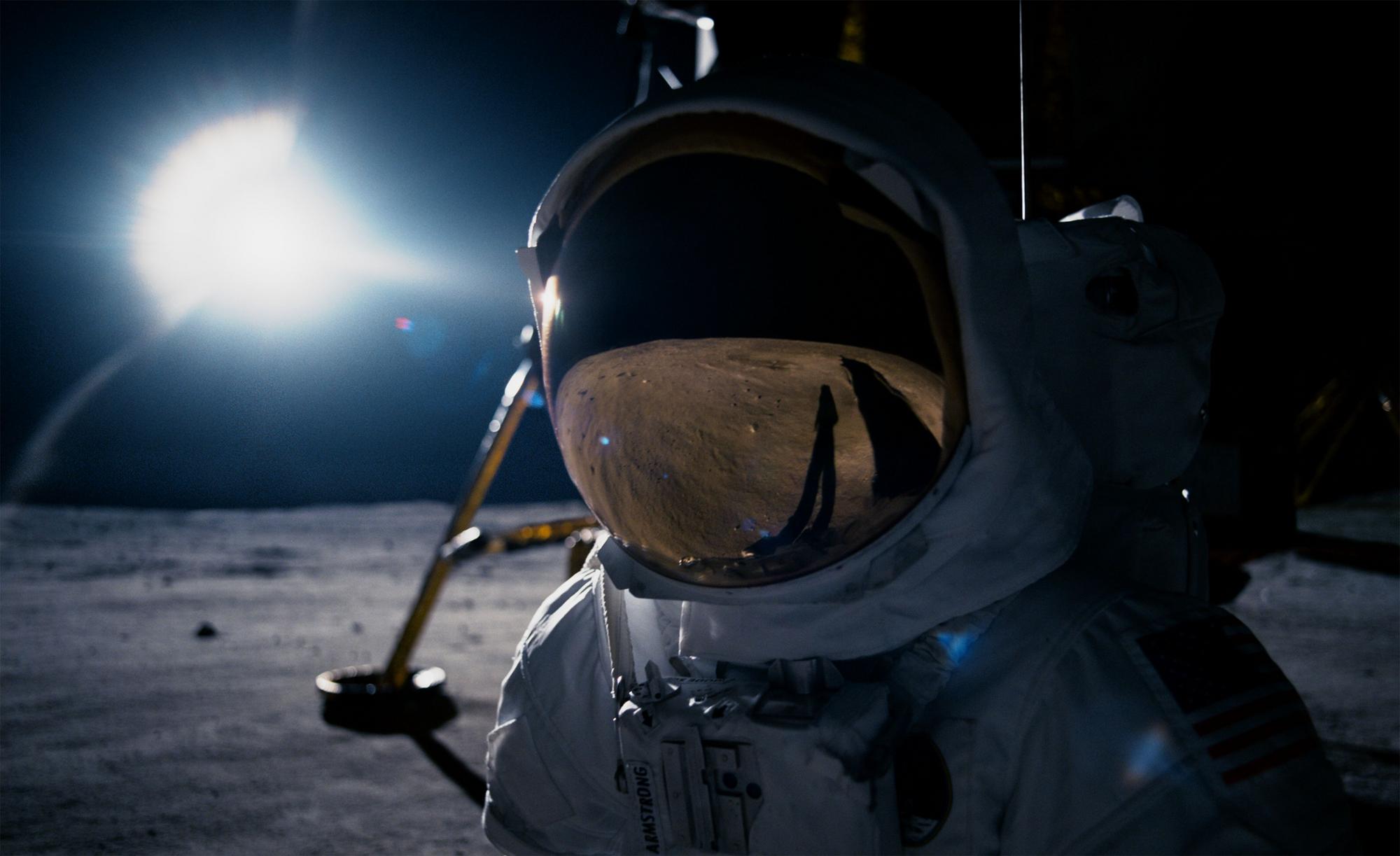 Film stojí za to pozrieť si už len pre scény z povrchu Mesiaca. Ešte sme nevideli lepšie filmové znázornenie toho, čo astronauti asi museli vidieť, keď tam prvýkrát pristáli.