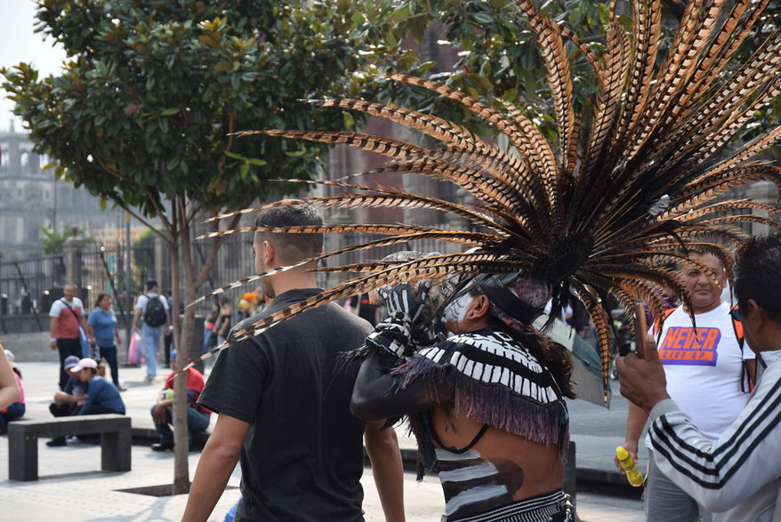 Przebrani za Azteków Meksykanie oferują rytuał oczyszczenia