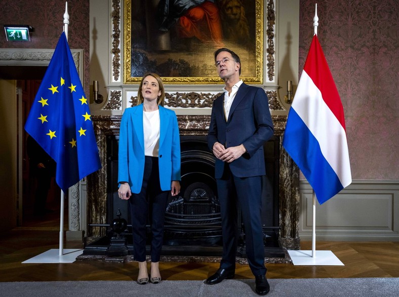 Premier Holandii Mark Rutte i przewodnicząca Parlamentu Europejskiego Roberta Metsola przed spotkaniem w Binnenhof w Hadze, 31 marca 2023 r.