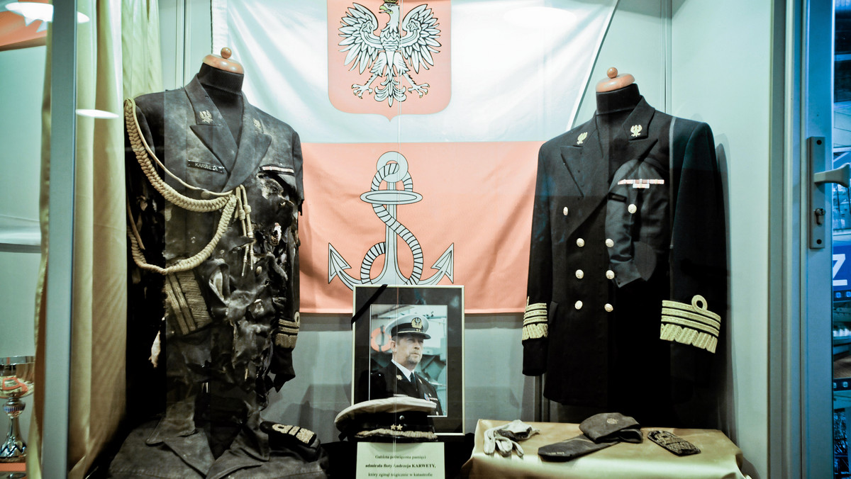 Na okręcie ORP "Błyskawica" wystawiono jako eksponat mundur Andrzeja Karwety, który wojskowy miał ze sobą podczas podróży do Smoleńska 10 kwietnia 2010 roku - podaje gazeta.pl.