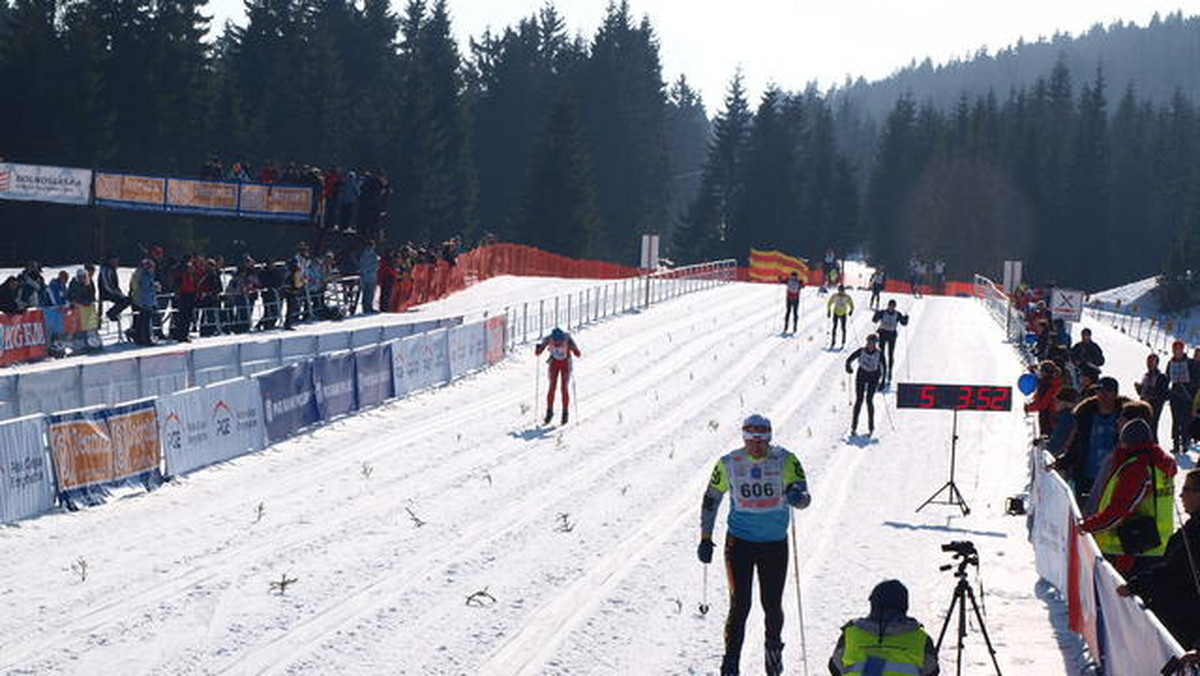 W rozegranym w sobotę w Jakuszycach biegu na 50 km stylem klasycznym triumfował reprezentant Czech, Viktor Novotny. Zwycięzca pokonał trasę w czasie 2.16,21 godz. i wyprzedził na mecie po pasjonującym finiszu Polaka Mariusza Michałka o niespełna sekundę (2.16,21). Trzeci linię mety pokonał, ze stratą 1,07 min do zwycięzcy jego rodak, Radek Sretr.