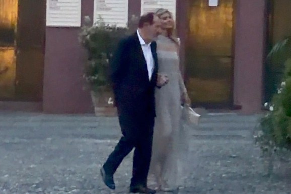 PRVE SLIKE SA SVADBE MELINE DŽINOVIĆ Mladenci stigli na jahti od 10.000.000 evra: Milioner u elegantnom odelu, ona promenila tri venčanice