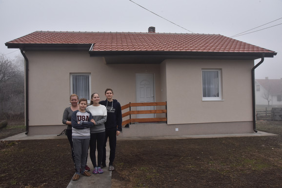 Porodica Maksimović ispred nove kuće 
