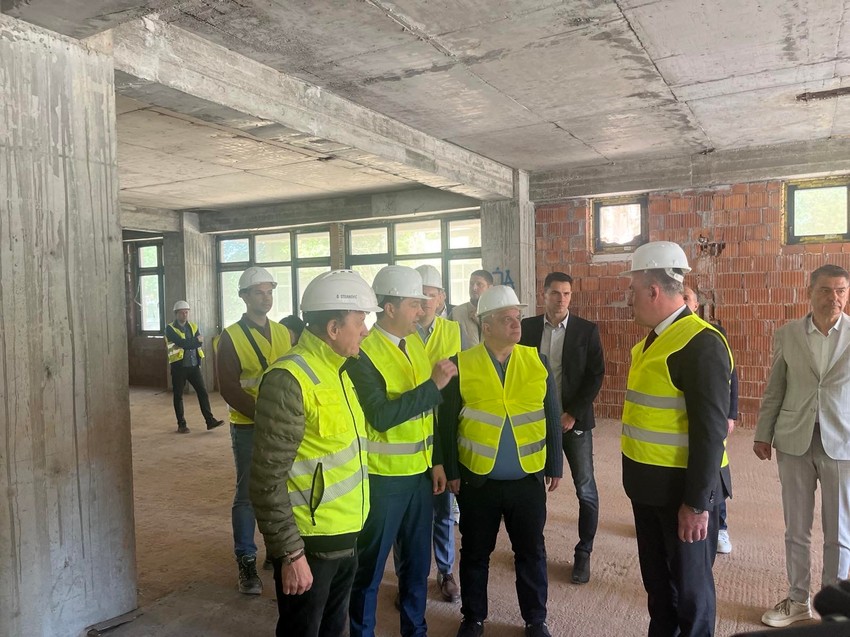 Ministar prosvete Dejan Vuk Stanković obišao je danas radove na izgradnji novog studentskog doma u Nišu