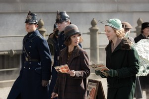 Kadr z czwartego sezonu serialu „Babylon Berlin w reż. Toma Tykwera. Na zdjęciu od lewej Liv Lisa Fries i Lilli Fichtner