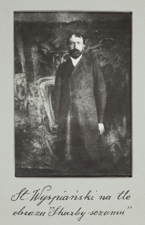 Stanisław Wyspiański na tle obrazu "Skarby sezamu"