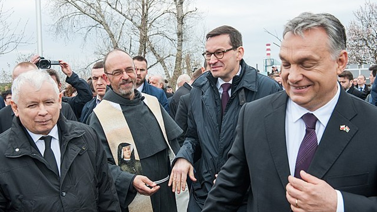 Liczba pomysłów, jakie PiS wciela w życie w „polityce społecznej” czy „prawie”, zaskakuje największe autorytety prawnicze. Kipią z pogardy dla działań populistów, ale zawsze są o jeden krok za nimi, często zdezorientowani i obezwładniająco bezradni. Najpoważniejsza broń w polityce, czyli nieprzewidywalność dla przeciwnika, jest jednoznacznie po stronie Kaczyńskiego, Orbána czy Trumpa.