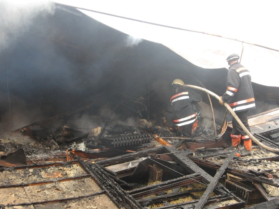 Posledice su mogle biti mnogo ozbiljnije: kraljevački vatrogasci na zgarištu upravne zgrade „Jasena“