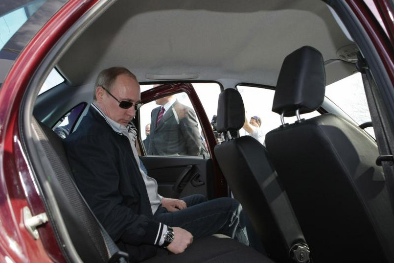 Kiedy 15 lat temu Władimir Putin pierwszy raz zasiadł na fotelu prezydenta Rosji moloch AvtoVAZ był w fatalnej kondycji. Putin nie pozwolił na agonię rodzimego koncernu. W 2008 roku za miliard dolarów francusko-japoński gigant Renault-Nissan kupił 25 proc. akcji w rosyjskiej firmie. Rok później ich wartość poleciała na łeb, na szyję do 200 mln dolarów. W upadający zakład władze Rosji wtłoczyły 800 mln dolarów. Sam Putin promował nowe modele Łady (na zdjęciu w czasie testowania modelu granta - o tym dalej), a zagranicznym inwestorom postawił ultimatum - jeśli nie zajmą się reformą zakładów w Togliatti, to… stracą swoje udziały. Wiosną 2012 roku Putin podpisał nowy rozdział współpracy z koncernem Renault-Nissan. Inwestycja opiewała na 400 mln euro. Pod koniec 2012 roku sojusz Renault-Nissan i przedsiębiorstwo państwowe Russian Technologies założyły spółkę joint venture, która objęła wszystkie udziały należące do obu partnerów w spółce AvtoVAZ. Taki zabieg miał zagwarantować długoterminową stabilność największego rosyjskiego producenta samochodów i właściciela marki Łada.