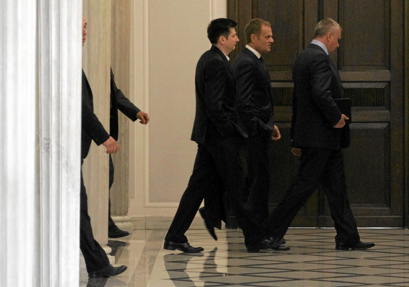 Igor Ostachowicz to z kolei jeden z głównych doradców Donalda Tuska, powołany na stanowisko podsekretarza stanu w Kancelarii Prezesa Rady Ministrów jeszcze w 2007 (od stycznia 2010 roku - sekretarz stanu w KPRM). Z nieoficjalnych informacji wynika, że z premierem potrafi dyskutować całymi godzinami, podczas gdy kelnerzy donoszą kolejne śniadania i obiady. Do niedawna był zabierany na niemal wszystkie wizyty Donalda Tuska w terenie, a nierzadko nawet na zagraniczne wyjazdy. "Wszystko, co powiem, będzie użyte nie przeciwko mnie, tylko temu, dla kogo pracuję" - przekonywał ostatnio w wywiadzie dla ”Newsweeka”.