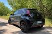 Toyota Aygo X ma 243 cm rozstawu osi, aż o 23 cm więcej niż w 2-drzwiowej Toyocie RAV4 I.