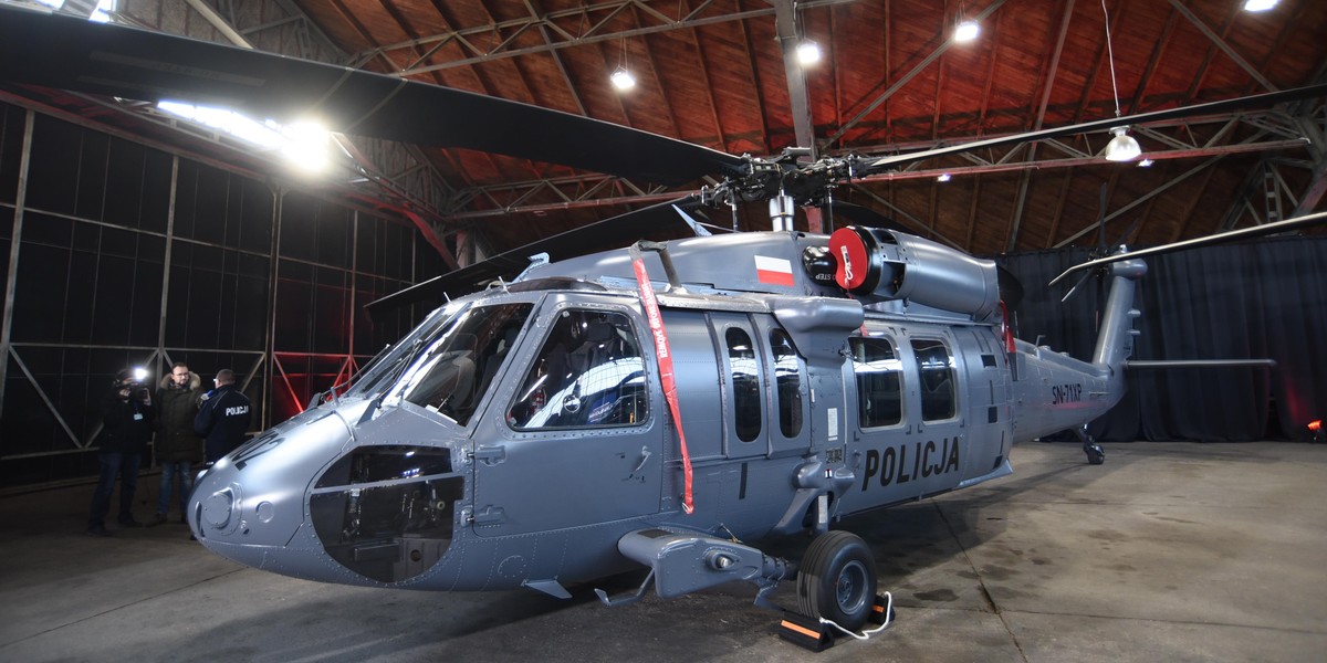 Dwa śmigłowca Black Hawk w polskiej policji