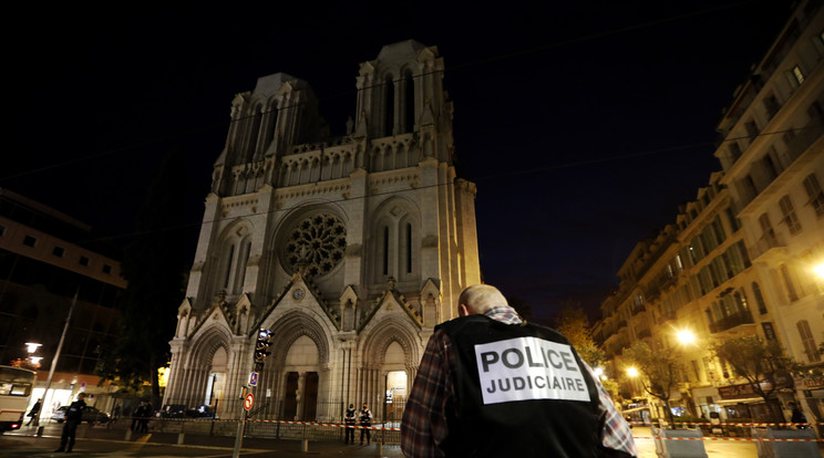 A nizzai terrortámadást dicsőítő üzenetek jelentek meg a közösségi oldalakon /Fotó: MTI/EPA/Sebastien Nogier