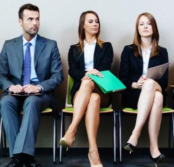 Poszukiwanie pracy to proces, którego powodzenie bardzo często zależy od naszego nastawienia. Znalezienie nowego zajęcia wcale nie musi być trudne i stresujące! Wystarczy pamiętać o kilku podstawowych kwestiach, a także odważnie wykorzystywać nieszablonowe sposoby, by szanse na nowy etat zdecydowanie wzrosły. Jak powinno to wyglądać w praktyce? Radzi ekspert Hanna Bielicka-Adamczyk z agencji pracy GP People. Zobacz, <a href='http://forsal.pl/galerie/875113,zdjecie,1,6-rad-jak-szukac-pracy-zeby-ja-znalezc.html' style='color: blue'>6 rad – jak szukać pracy, żeby ją znaleźć? </a>