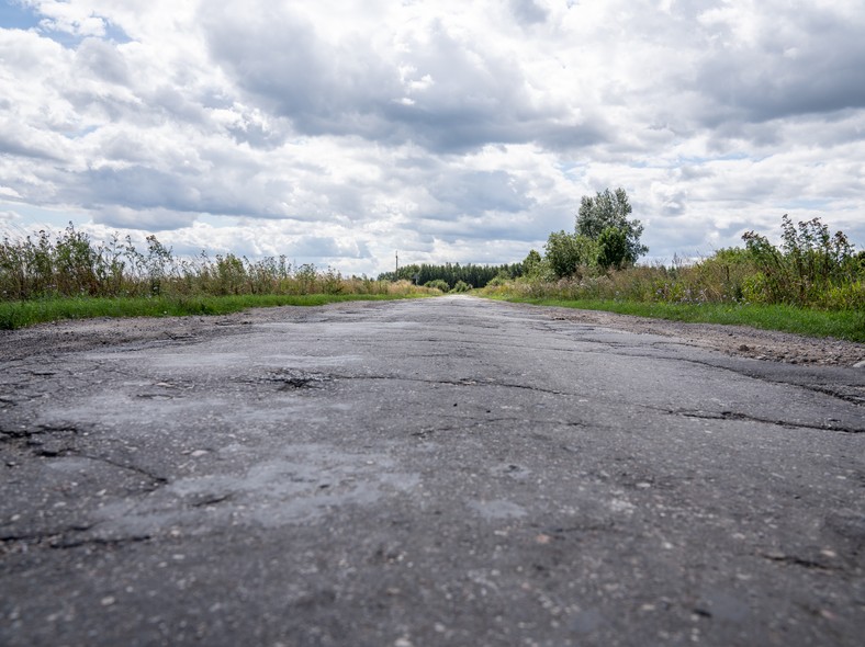 Po obszarze planowanego megalotniska poruszamy się dziurawymi drogami.