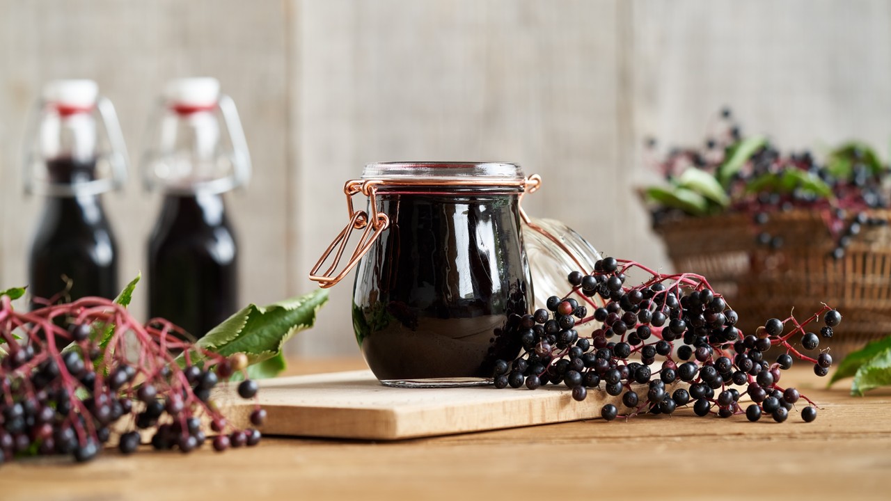 "Wyniki badania są ekscytujące". Zaskakujący wpływ soku z czarnego bzu na metabolizm. Efekty widoczne już po siedmiu dniach