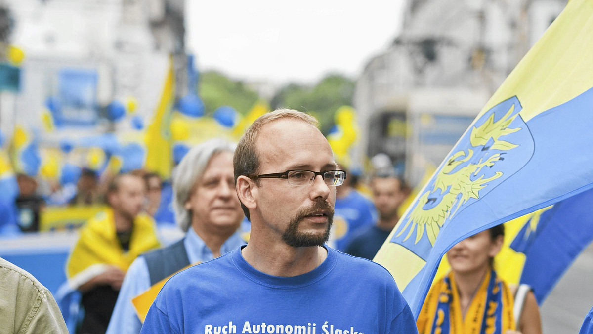 Przewodniczący Ruchu Autonomii Śląska Jerzy Gorzelik zrezygnował w poniedziałek z funkcji członka zarządu woj. śląskiego. Przedstawiciele RAŚ deklarują też opuszczenie koalicji tworzonej dotąd z PO i PSL. Marszałek woj. śląskiego Mirosław Sekuła uznaje, że koalicja nadal trwa.