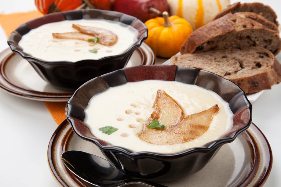 Zimą doskonale sprawdzają się więc zupy-kremy z warzyw; dynia, cukinia czy brokuły rozgrzeją, a przy okazji nawilżą organizm