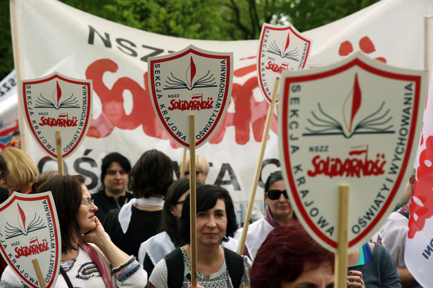 Manifestacja "S" oświatowej przed KPRM w Warszawie