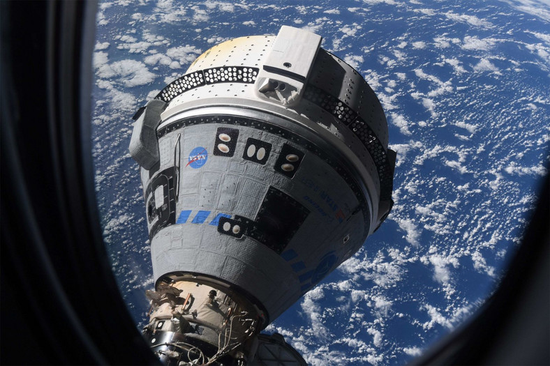 Kapsuła Starliner widoczna z Międzynarodowej Stacji Kosmicznej