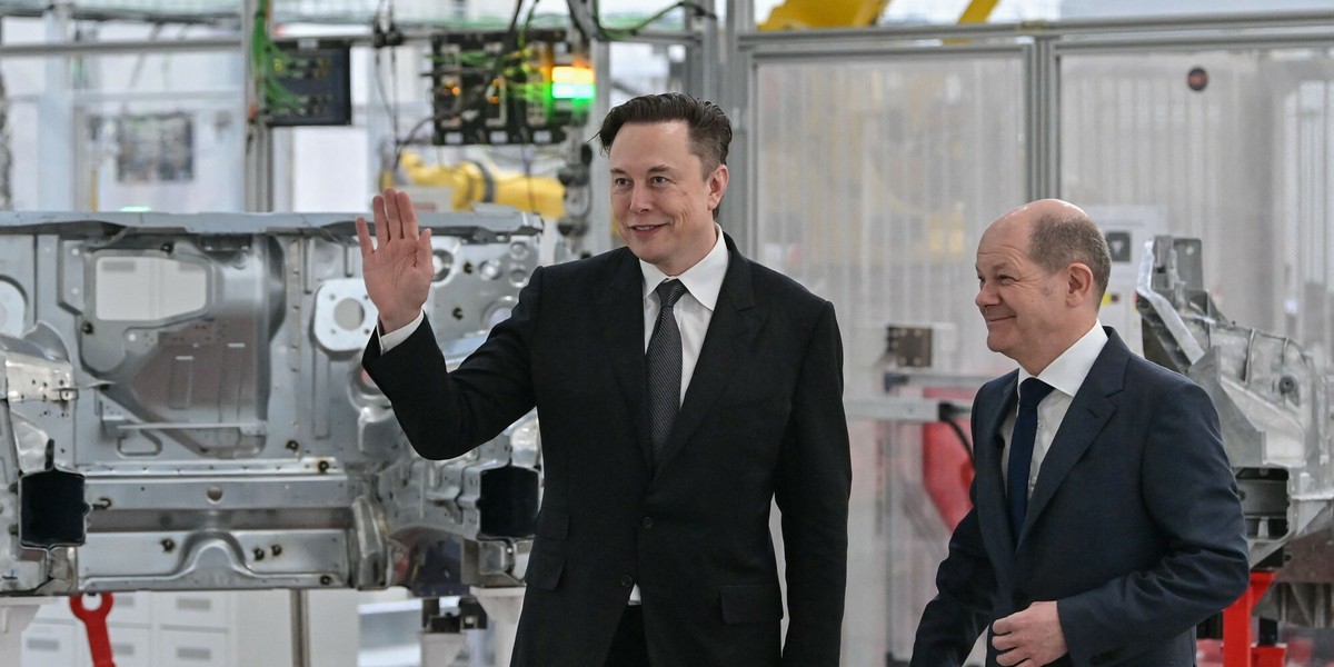 Elon Musk i niemiecki kanclerz Olaf Scholz podczas otwarcia fabryki pod Berlinem w marcu 2022 r.