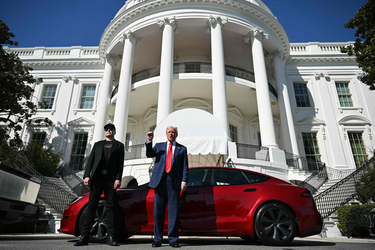 Donald Trump rozważa rozstanie z czerwoną Teslą Elona Muska