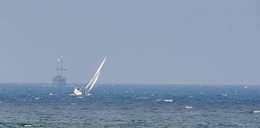 300 metrów od brzegu w Gdyni przewrócił się jacht. Płynęły nim cztery osoby. Dwie uratowano, dwie nadal są poszukiwane! [PULS POLSKI]