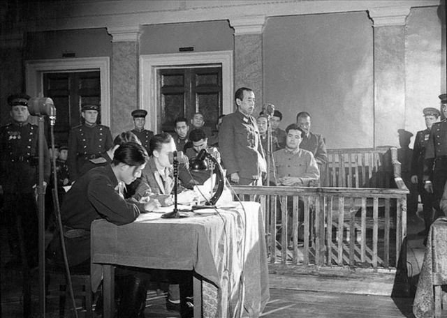 Otozō Yamada na ławie oskarżonych podczas procesu w Chabarowsku (domena publiczna)