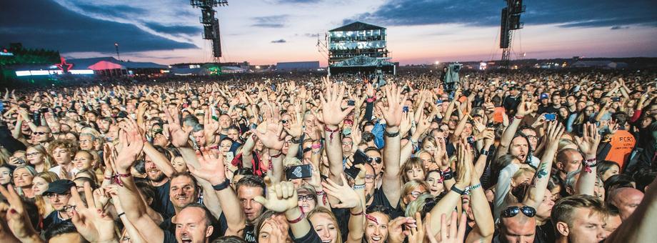 W tym roku na festiwalu muzycznym Open’er wystąpią m.in. The Chemical Brothers, Dua Lipa i Doja Cat.