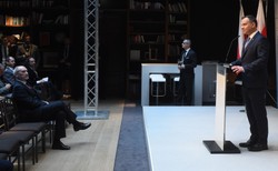 "Wyborcza" atakuje Macierewicza. "Odciął prezydenta od generałów"