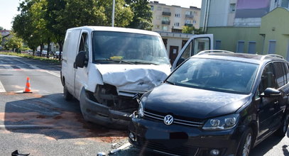 Doprowadził do wypadku. Uciekł, pozostawiając kobietę uwięzioną w rozbitym aucie