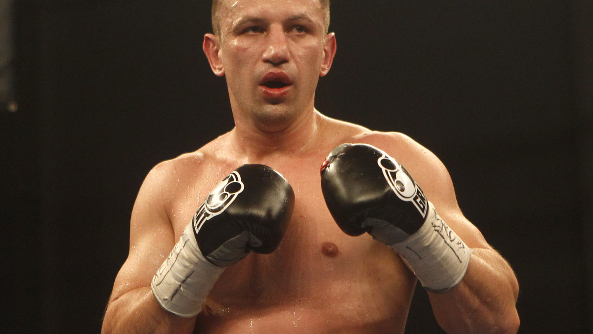 Tomasz Adamek (45-2, 28 KO) ostro trenuje przed walką z Eddiem Chambersem (36-2, 18 KO). Pojedynek odbędzie się 16 czerwca w hali w Newark. Nasz dziennikarz postanowił przepytać "Górala" o nastroje przed walką. Idea była prosta: polski bokser miał odpowiadać na pytania natychmiast, bez zastanowienia. Taka szybka i krótka wymiana ciosów, w której piszący jest w miarę bezpieczny, zaczęła się od Chambersa, ale było też o Mayweatherze i Arturze Szpilce.