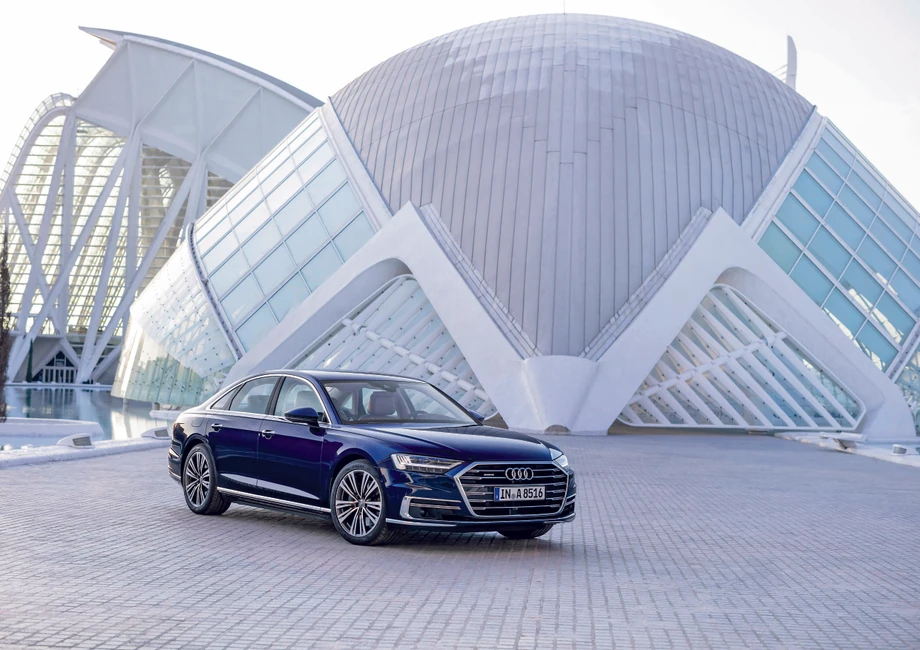 Nowe Audi A8 wyposażono w pilota do jazdy w korkach. Uruchamia się go przyciskiem AI od artificial intelligence, czyli  sztucznej inteligencji. 