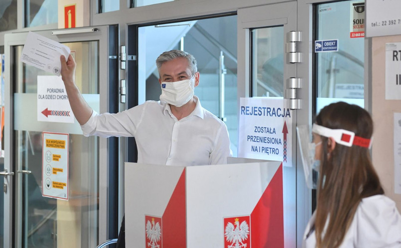 Robert Biedroń w lokalu wyborczym