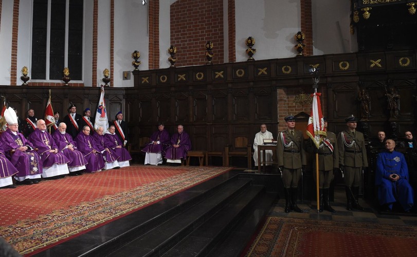 Obchody miesięcznicy katastrofy smoleńskiej z asystą honorową Wojska Polskiego